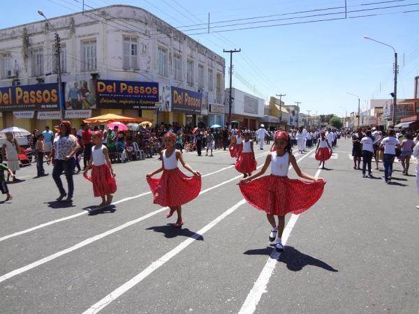 Floriano comemorou o Dia da P&aacute;tria com desfile c&iacute;vico.(Imagem:FlorianoNews)