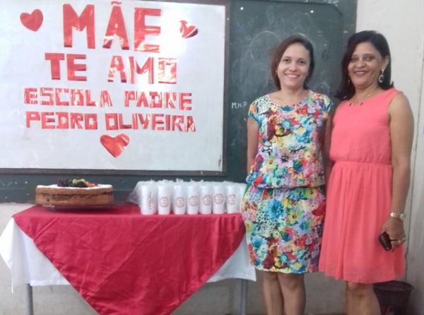 Escola Municipal Padre Pedro Oliveira homenageia mães em reunião