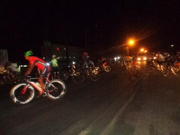 Passeio cicl&iacute;stico pelo Outubro Rosa &eacute; realizado em Floriano.(Imagem:FlorianoNews)