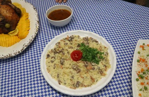  Farofa natalina feita com lingui&ccedil;a toscana e farinha de mandioca(Imagem:Rafaela Leal /G1 PI )
