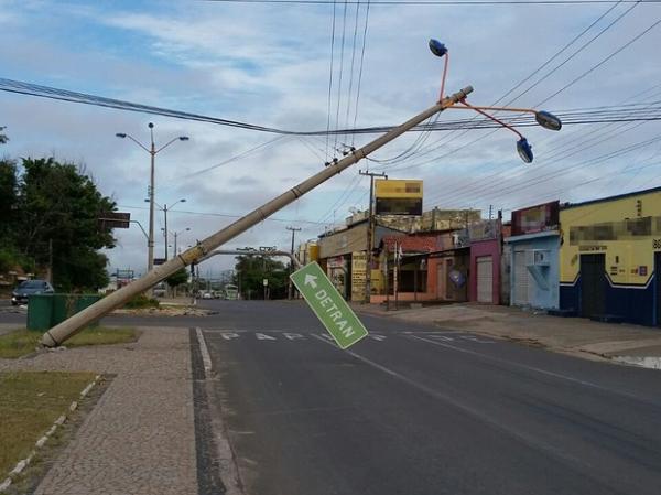 Poste ficou seguro apenas pela fia&ccedil;&atilde;o el&eacute;trica.(Imagem:Ellyo Teixeira/G1)