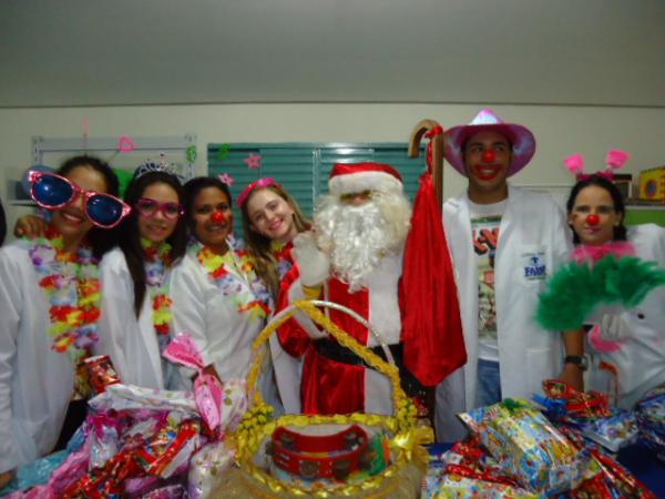 Acad&ecirc;micos da FAESF realizam festa de natal para alunos da APAE de Floriano.(Imagem:FlorianoNews)