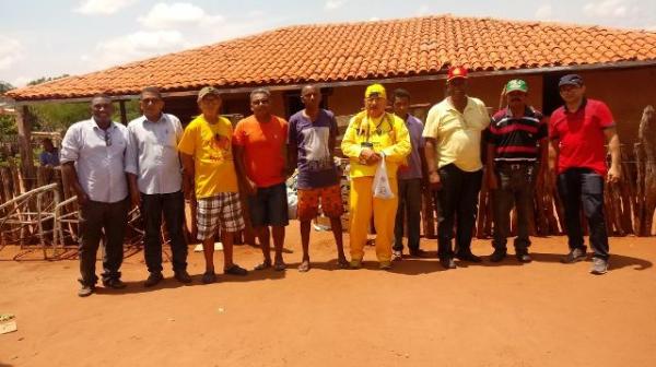 Projeto Amarelinho faz doa&ccedil;&atilde;o de roupas e cestas b&aacute;sicas em comunidades rurais de Floriano.(Imagem:FlorianoNews)