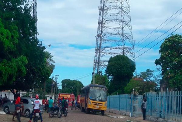 Homem sobe em torre de 80m em Floriano e pede ren&uacute;ncia de Michel Temer.(Imagem:Divulga&ccedil;&atilde;o)