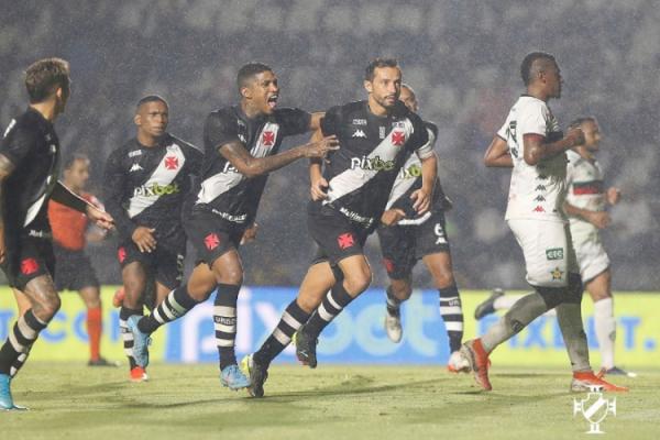Nome da partida, Nenê foi homenageado com uma placa comemorativa antes do apito inicial e ganhou uma camisa com o número alusivo à marca pelo Vasco. Em campo, não teve tão inspira(Imagem:Reprodução)