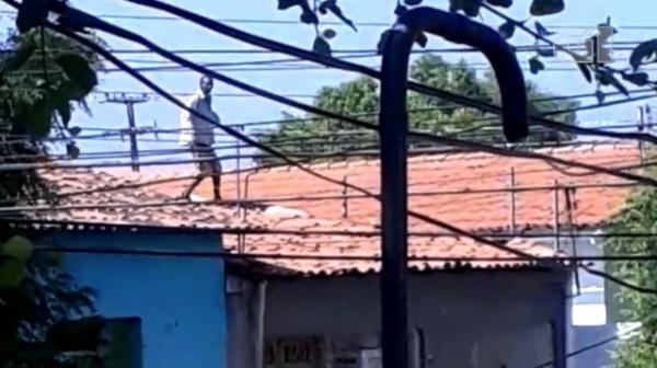 Suspeito de furto sobe no telhado e se nega a descer por temer linchamento em Teresina