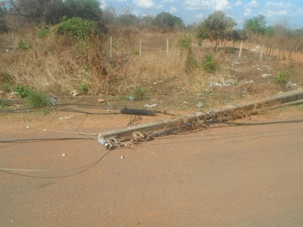 Ca&ccedil;amba atinge cordoalha de a&ccedil;o e derruba 4 postes de energia el&eacute;trica em Floriano.(Imagem:FlorianoNews)