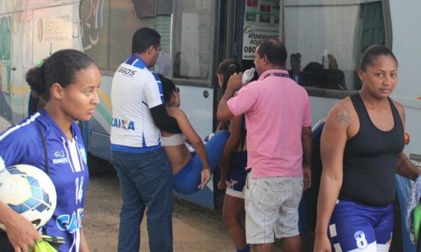 Talvirl&acirc;nia Lemos, diretora do clube, tamb&eacute;m passou mal durante jogo do Brasileir&atilde;o feminino.(Imagem:Andr&eacute; Leal)