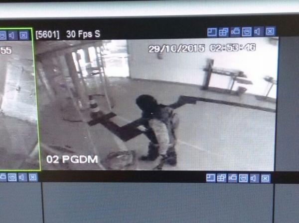 Imagens do cirucito interno da ag&ecirc;ncia mostram o momento da a&ccedil;&atilde;o.(Imagem:Divulga&ccedil;&atilde;o/Pol&iacute;cia Militar)