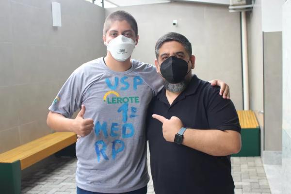  Lucas Martins e o coordenador do col&eacute;gio onde o jovem estudou, Vitor Loureiro.(Imagem:Laura Moura /g1 )