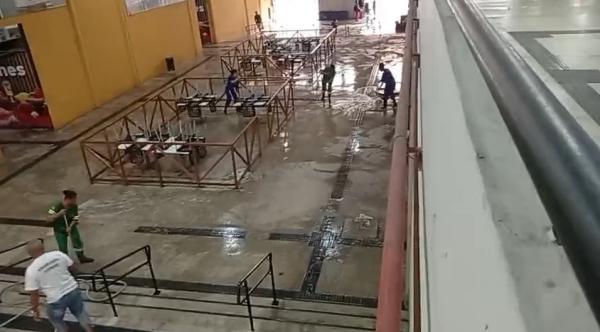 Mercado Público de Floriano passa por limpeza após o Carnaval