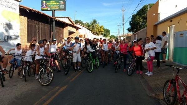 Alunos da Escola Pequeno Pr&iacute;ncipe participam de passeio cicl&iacute;stico.(Imagem:EPP)