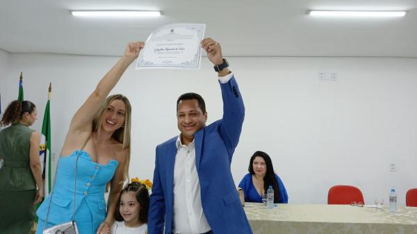 Gleydson Resende, prefeito eleito de Bar&atilde;o de Graja&uacute;, ao lado da esposa e fiilha.(Imagem:FlorianoNews)