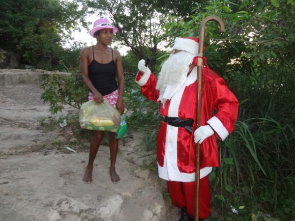 Papai Noel entrega brinquedos e cestas b&aacute;sicas em Floriano. (Imagem:FlorianoNews)