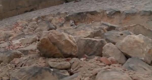 Buracos causam preju&iacute;zos aos moradores da Vila da Paz. (Imagem: Reprodu&ccedil;&atilde;o/TV Clube)