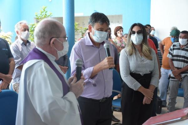 Governador esteve presente no vel&oacute;rio de Assis Carvalho.(Imagem: Divulga&ccedil;&atilde;o)