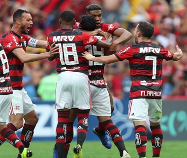 César defende pênalti, e Flamengo bate o Santos no Maracanã