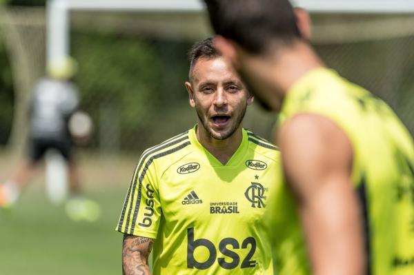 Rafinha e Arrascaeta treinam, e Flamengo prevê reavaliação horas antes de semi com o Grêmio