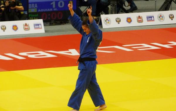 Mayra Aguiar comemora ap&oacute;s conquistar seu primeiro t&iacute;tulo mundial de jud&ocirc; em Chelyabinsk.(Imagem:Raphael Andriolo)