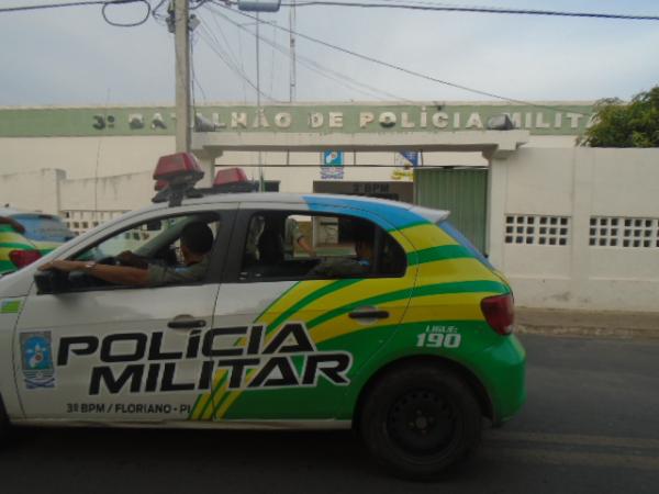 Frentista é rendido e assaltantes levam R$ 500 de posto de combustível em Floriano