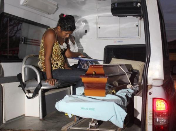 M&atilde;e chora a morte da filha ao lkado do caix&atilde;o.(Imagem:Ellyo Teixeira/G1)