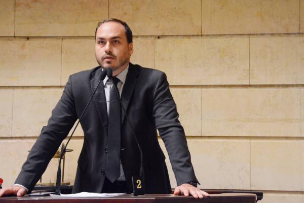 Carlos dá aval a novo discurso de Bolsonaro sobre vacina por reeleição