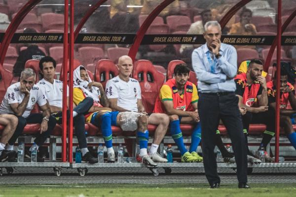 Tite e Neymar no banco assistem Brasil x Nig&eacute;ria.(Imagem:Pedro Martins / Mowa Press)