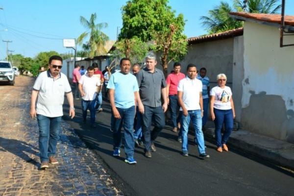 Prefeito visita obra de pavimentação asfáltica em Floriano