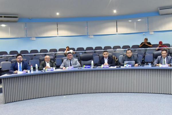 Vereadores de Floriano querem a constru&ccedil;&atilde;o de uma passarela de acesso ao mercado central(Imagem:CMF)