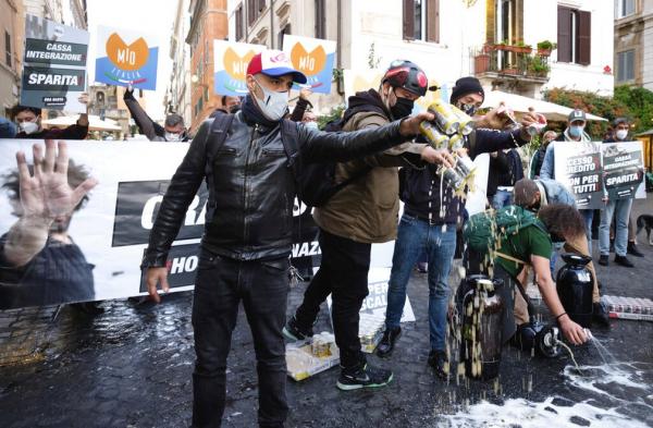 Artistas na Itália protestam contra fechamento de cinemas e teatros para conter pandemia de Covid-19