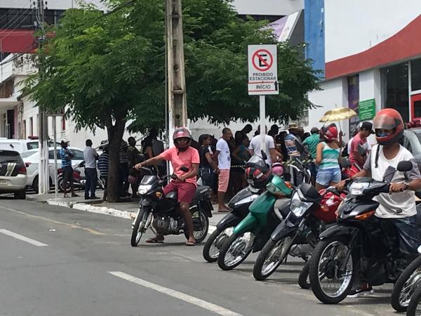 Pessoas ignoram ordem de isolamento e se aglomeram em fila de banco em Floriano