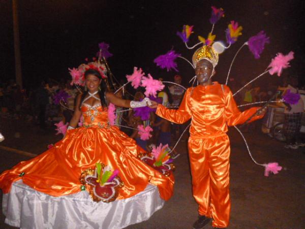 Desfile das escolas de samba atrai grande público no último dia de carnaval em Floriano