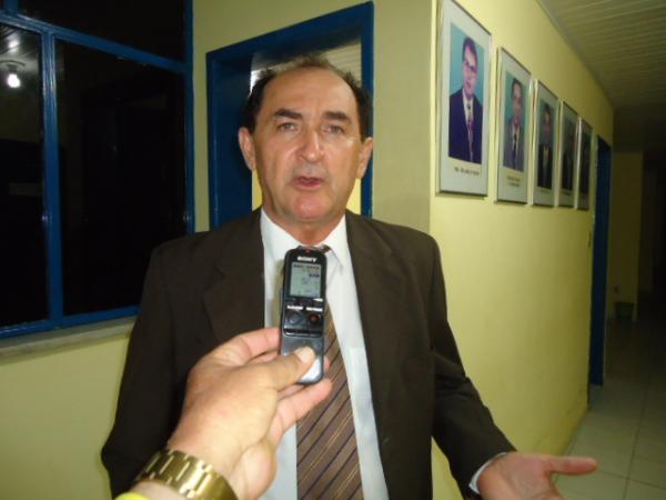 Antônio Reis apresenta requerimento barrando fechamento de sede do SENAI em Floriano