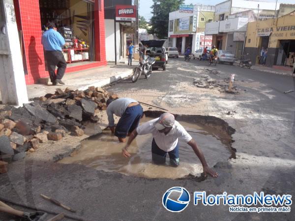 Rompimento em rede de distribui&ccedil;&atilde;o causou falta d?&aacute;gua em Floriano.(Imagem:FlorianoNews)