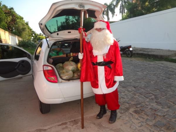 Papai Noel entrega brinquedos e cestas b&aacute;sicas em Floriano.(Imagem:FlorianoNews)
