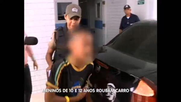 Crian&ccedil;as roubam carro.(Imagem:Google)