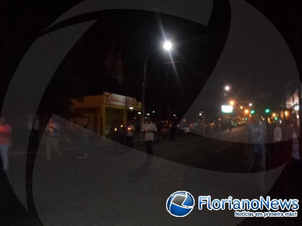 Fi&eacute;is participam da Prociss&atilde;o do Fogar&eacute;u em Floriano.(Imagem:FlorianoNews)