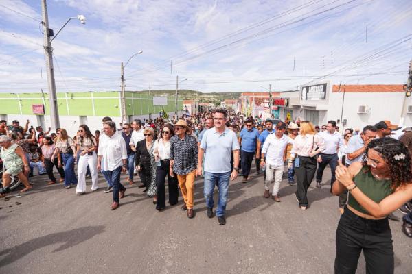 Ciro Nogueira inaugura quadra escolar e anuncia novos investimentos durante agenda pelo Piauí.(Imagem:Ascom)