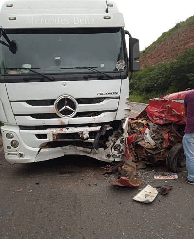 Motorista morre em colisão frontal de picape com carreta no Piauí