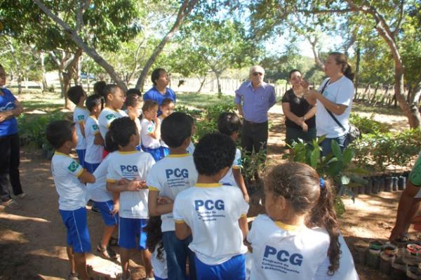  Os alunos conheceram as plantas que ir&atilde;o ornamentar pra&ccedil;as e avenidas de Floriano.(Imagem:Waldemir Miranda)
