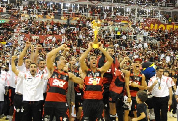 Capit&atilde;o rubro--negro, Marcelinho Machado levanta o trof&eacute;u.(Imagem:Andr&eacute; Dur&atilde;o)