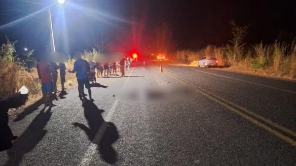 Dois homens morrem após moto invadir contramão e ser arrastada por 115 metros na BR-135, no PI