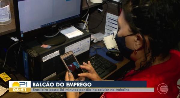 Balcão de Emprego divulga 50 vagas disponíveis e orienta sobre uso do celular no trabalho