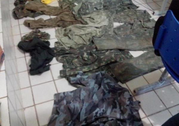Homem &eacute; preso com fardas do ex&eacute;rcito e armamento exclusivo em Esperantina.(Imagem:Cidadeverde.com)