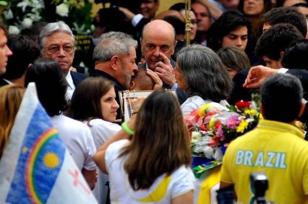 Ex-presidente Lula e outros pol&iacute;ticos estiveram presentes no vel&oacute;rio de Eduardo Campos.(Imagem:Felipe Fraz&atilde;o )