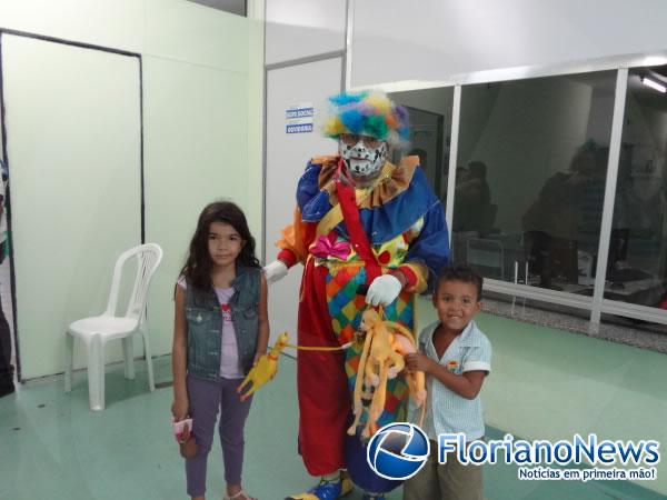 Palhaço Carrapeta leva alegria as crianças do Hospital Regional Tibério Nunes.(Imagem:FlorianoNews)