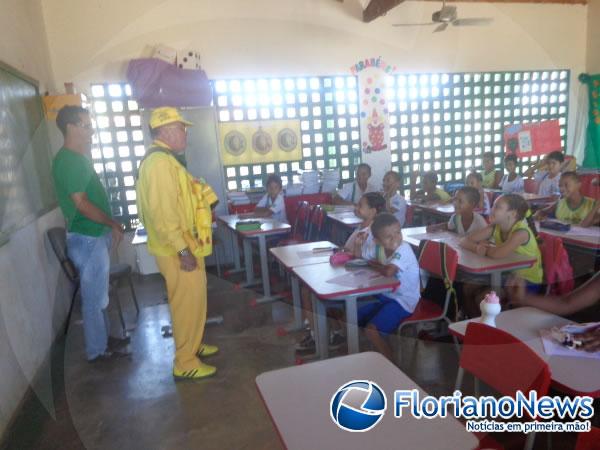 Crian&ccedil;as recebem rep&oacute;rter Amarelinho.(Imagem:FlorianoNews)