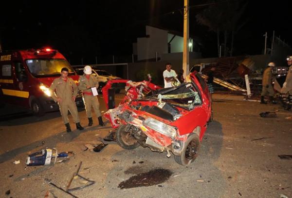 Jovem morre após carro bater contra caminhonete em Parnaíba
