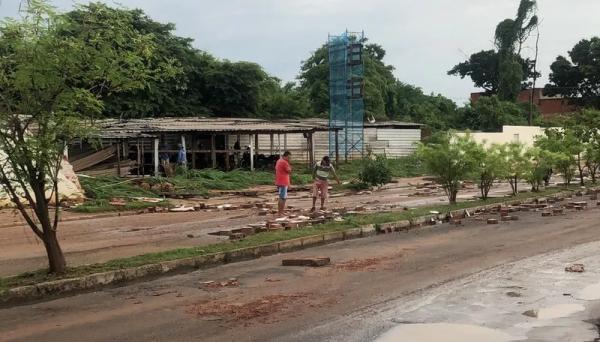  Muro de condom&iacute;nio desaba no Vale Quem Tem, Zona Leste de Teresina.(Imagem: Arquivo Pessoal /Nonato )