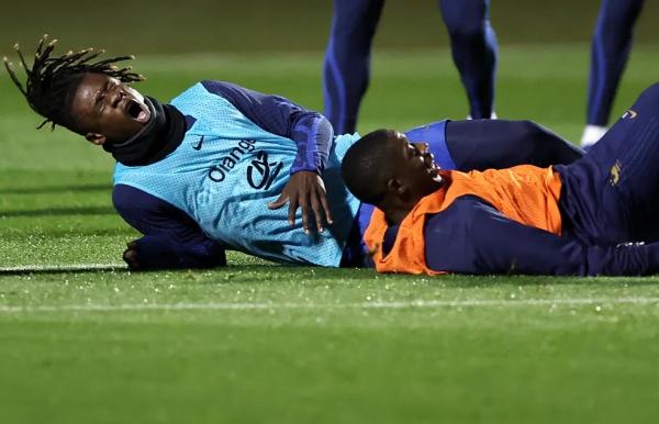 Camavinga sofreu a les&atilde;o ap&oacute;s choque com Demb&eacute;l&eacute;, durante treino da Fran&ccedil;a.(Imagem: AFP)
